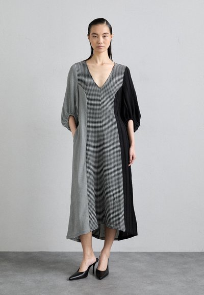 Stine Goya THREE QUARTER SLEEVE MIDI DRESS PATCHWORK - Vestito lungo - white/black