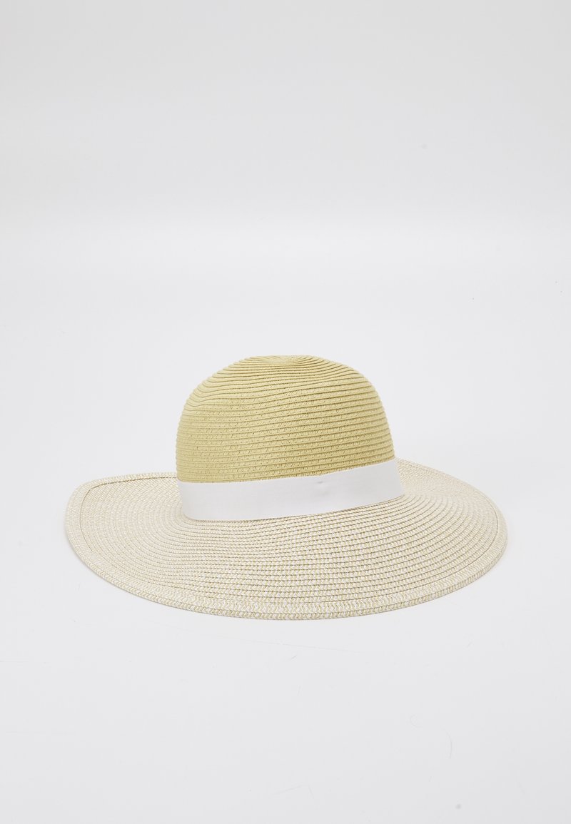 Chapeau de soleil tissé à larges bords beige avec une bande blanche autour de la calotte, sur un fond blanc uni.