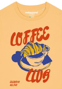 Gelbes Baumwoll-T-Shirt mit einem Grafikmotiv von einer Kaffeetasse und einem Croissant. Der Text lautet "COFFEE CLUB" in fetten roten und blauen Buchstaben.