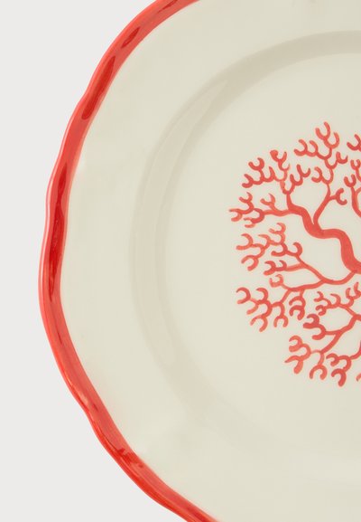Πλακέτα από κρέμα κεραμικό με κόκκινο σχέδιο κοραλλιού στο κέντρο και κόκκινη κυματιστή περιφέρεια πάνω σε λευκό φόντο.