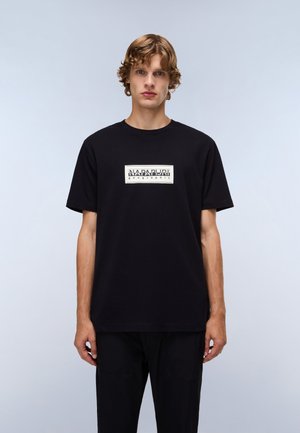Zwarte katoenen t-shirt met korte mouwen, voorzien van een rechthoekige grafische print in wit en zwart met de tekst "NAPAPIJRI geographic."