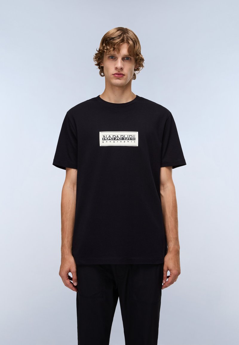 Sort bomulds T-shirt med korte ærmer, med et rektangulært grafisk print i hvid og sort, der inkluderer teksten "NAPAPIJRI geographic."