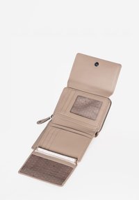Beige Lederbrieftasche mit einem Reißverschluss, Kartenfächern, einem Ausweisfenster und einem strukturierten Innenfutter. Verfügt über einen Druckknopf für einen sicheren Verschluss.