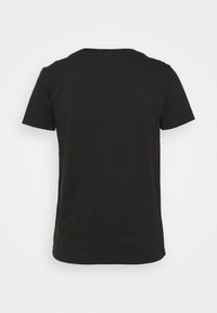 Camiseta de manga corta negra y lisa mostrada desde la parte posterior sobre un fondo blanco, con cuello redondo y corte regular.