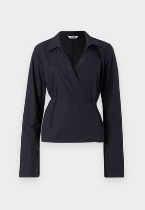 Haut enveloppant noir en tissu léger. Dispose de manches longues, d'un col et d'une taille nouée pour une silhouette ajustée.