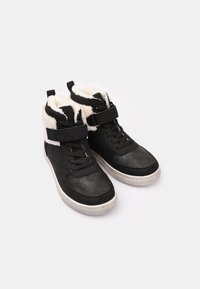 Svarta högskurna sneakers med fuskpälsfoder, texturerat läder och mocka-material, med snörningar och justerbara remmar. Vita gummisulor.