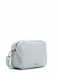 Bolso bandolera de cuero gris claro con textura, bolsillo delantero con cremallera, cremallera plateada y logotipo metálico, correa desmontable con cierre metálico.