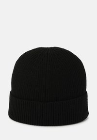 Schwarze gestrickte Mütze mit geripptem Muster und umgeschlagenem Saum. Das Design ist einfach und rund, geeignet für kaltes Wetter.