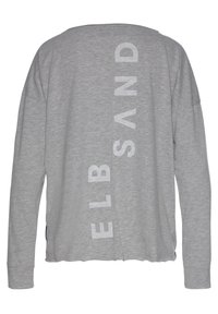 Helles graues Sweatshirt mit lockerer Passform. Verfügt über lange Ärmel und einen runden Halsausschnitt. Vertikaler weißer Text "ELB SAND" auf dem Rücken. Weiche Textur.