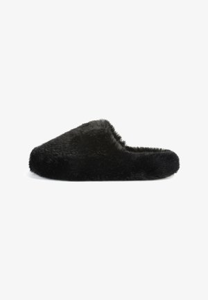 Zwarte nepbont slipper, met een gesloten achterkant ontwerp, zachte textuur, ronde neus, gladde buitenkant en een pluizige binnenkant voor comfort.