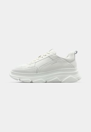 Weißer Sneaker mit einem Obermaterial aus glattem Leder, auffälligen Nähten, schnürbarem Vorderteil, dicker strukturierter Sohle und einer Zuglasche an der Hinterseite für einfaches An- und Ausziehen.