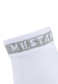 Calzino bianco alla caviglia con una texture morbida e una banda grigia nella parte superiore con la parola "MUSTANG" tessuta in lettere bianche.
