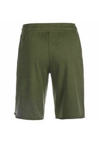 Pantalones cortos de color verde oliva hechos de una tela suave, con una cintura elástica y una textura lisa, de diseño sencillo y sin patrones visibles.