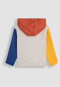 Kapuzensweatshirt mit grauem Körper, orangefarbener Kapuze und blauen sowie gelben Ärmeln. Weiche Textur mit kontrastierenden Farbpaneelen.