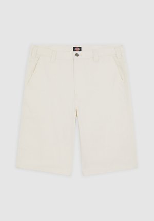 Weiße Baumwollshorts mit flachem Bund, zwei Seitentaschen, Knopfverschluss und Gürtelschlaufen. Glatte Textur mit geraden, schlichten Beinen.