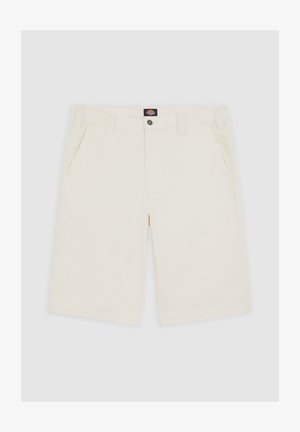 Pantaloni corti bianchi in cotone con frontale piatto, due tasche laterali, chiusura con bottone e passanti per cintura. Texture liscia con gambe dritto e pulite.