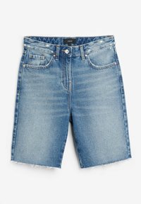 Shorts in denim azzurro chiaro con una finitura sbiadita, caratterizzati da cinque tasche, un orlo sfrangiato e una chiusura con bottone argento in vita.