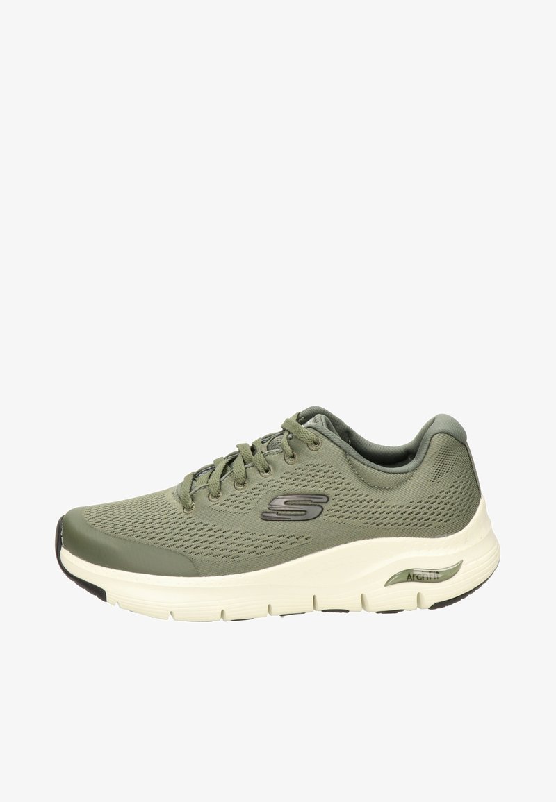 Zapatilla deportiva verde con parte superior de malla, suela acolchada y logotipo plateado. Presenta una punta redondeada, cierre con cordones y acentos texturizados.