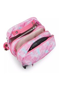 Rosa Stofftasche mit Schmetterlings- und Blumenmustern, ausgestattet mit Reißverschlüssen, Innenfächern und einem weichen Pompon-Schlüsselanhänger.