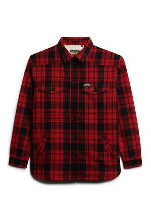 Rood en zwart geruite flanellen jas met een knoopsluiting aan de voorkant, twee borstzakken en een fleece-voering bij de kraag. Zachte textuur en duurzame stof.