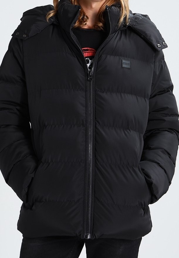 Giubbotto invernale nero con chiusura a zip frontale, zip coperta, colletto alto e bottoni a pressione. Presenta una texture trapuntata e una piccola etichetta logo.