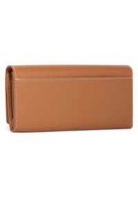 Portafoglio in pelle color tan con superficie testurizzata, caratterizzato da cuciture bianche lungo i bordi e forma rettangolare. Nessun hardware o accenti visibili.