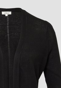 Zwarte cardigan van lichtgewicht breiwerk met een V-hals, open voorkant en subtiele stikdetails langs het midden en de randen.