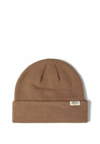Smeđi pleteni beanie s preklopom, s vidljivom etiketom. Tekstura je mekana, a oblik na vrhu je zaobljen.