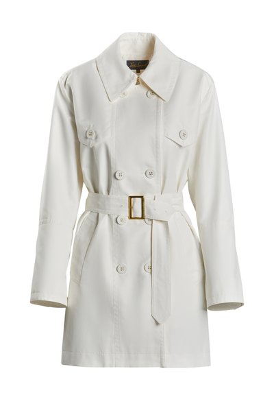 Manteau court blanc avec un design à double boutonnage, grand col et accents de boutons. Doté d'une ceinture assortie et de poches latérales.