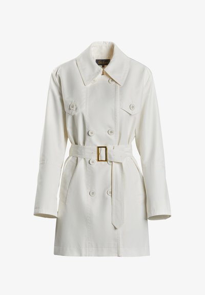 Fehér rövid trench kabát dupla soros gombolással, nagy gallérral és gomb részletekkel. Kiegészíti egy illeszkedő öv és oldalsó zsebek.