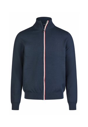 Navy Zip-Jacke mit hohem Kragen, ausgestattet mit einem zentralen Reißverschluss und kontrastierenden roten und weißen Streifen entlang der Vorderseite. Strukturiertes Strickmaterial.