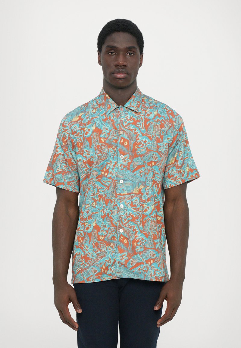 Korte mouwen shirt in een levendig oranje en turquoise bloemmotief, met een puntige kraag en knopen aan de voorkant, gemaakt van lichte stof.