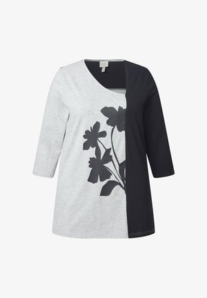 Graues und schwarzes Oberteil mit V-Ausschnitt, das auf der grauen Seite einen großen schwarzen Blumenprint und auf der anderen Hälfte einen einfarbigen schwarzen Stoff hat.