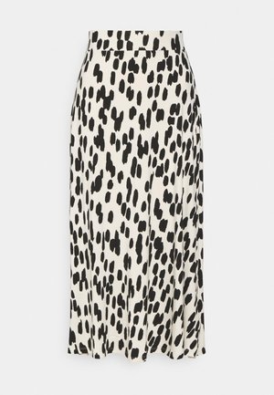 En midinederdel i cremefarvet stof med sort dalmatinerprint, der har en flad taljebånd og blødt draperet design.