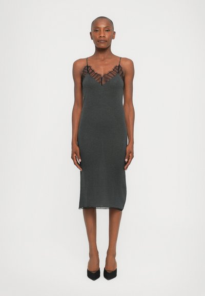 Donkergrijze slipdress met kantafwerking langs de halslijn, dunne bandjes en een middellange snit. Soepele textuur en getailleerd silhouet.