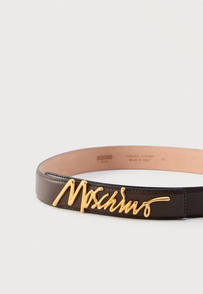 Σκούρα καφέ δερμάτινη ζώνη με αγκράφα λογότυπου Moschino σε χρυσό τόνο, διάστασης 85, κατασκευασμένη στην Ιταλία.