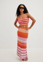 MIT MUSTER – Top – orange