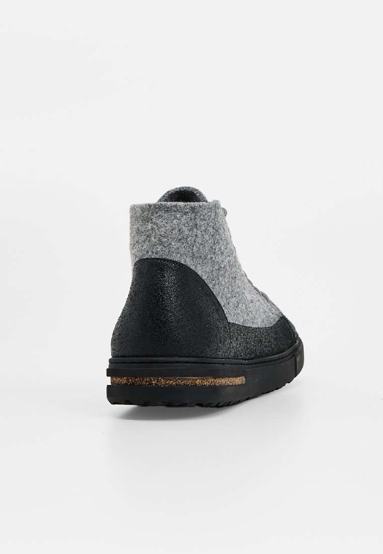 Grijze vilt en zwart gestructureerd leren enkellaars met een ronde vorm, voorzien van een rubberen zool en een subtiele kurken accent op de hak.
