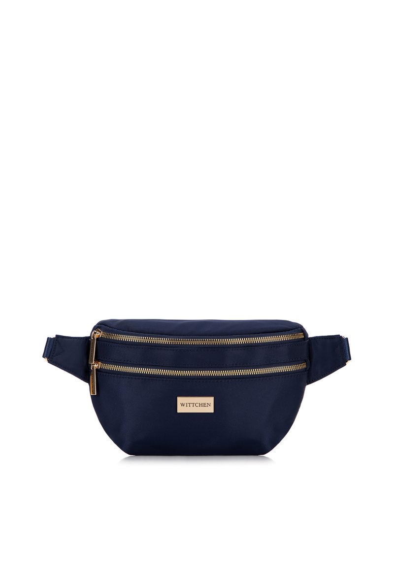 Námořnická ledvinka vyrobená z nylonu s dvěma zlatými zipovými kompartmenty a značkovou kovovou destičkou. Obsahuje nastavitelný popruh pro bezpečné nošení.