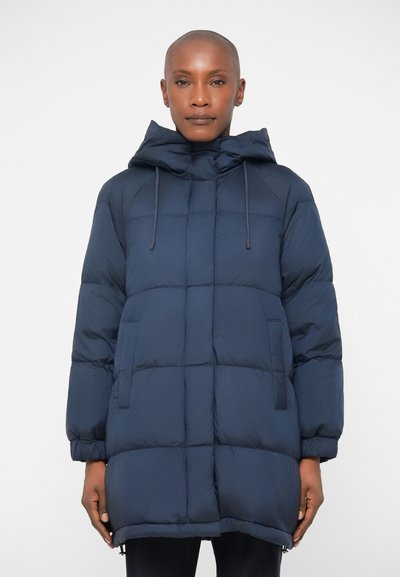 Giubbotto imbottito blu navy con cappuccio, caratterizzato da un design a trapunta, tasche laterali e lacci regolabili per una vestibilità aderente.