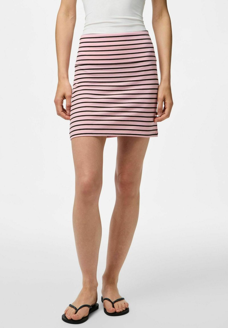 Jupe mini tricotée à rayures roses et noires avec une silhouette ajustée. Fabriquée en tissu doux avec une texture lisse ; elle présente une taille.