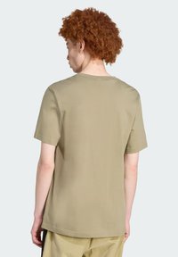 adidas Originals REGULAR - Triko s potiskem - orbit green