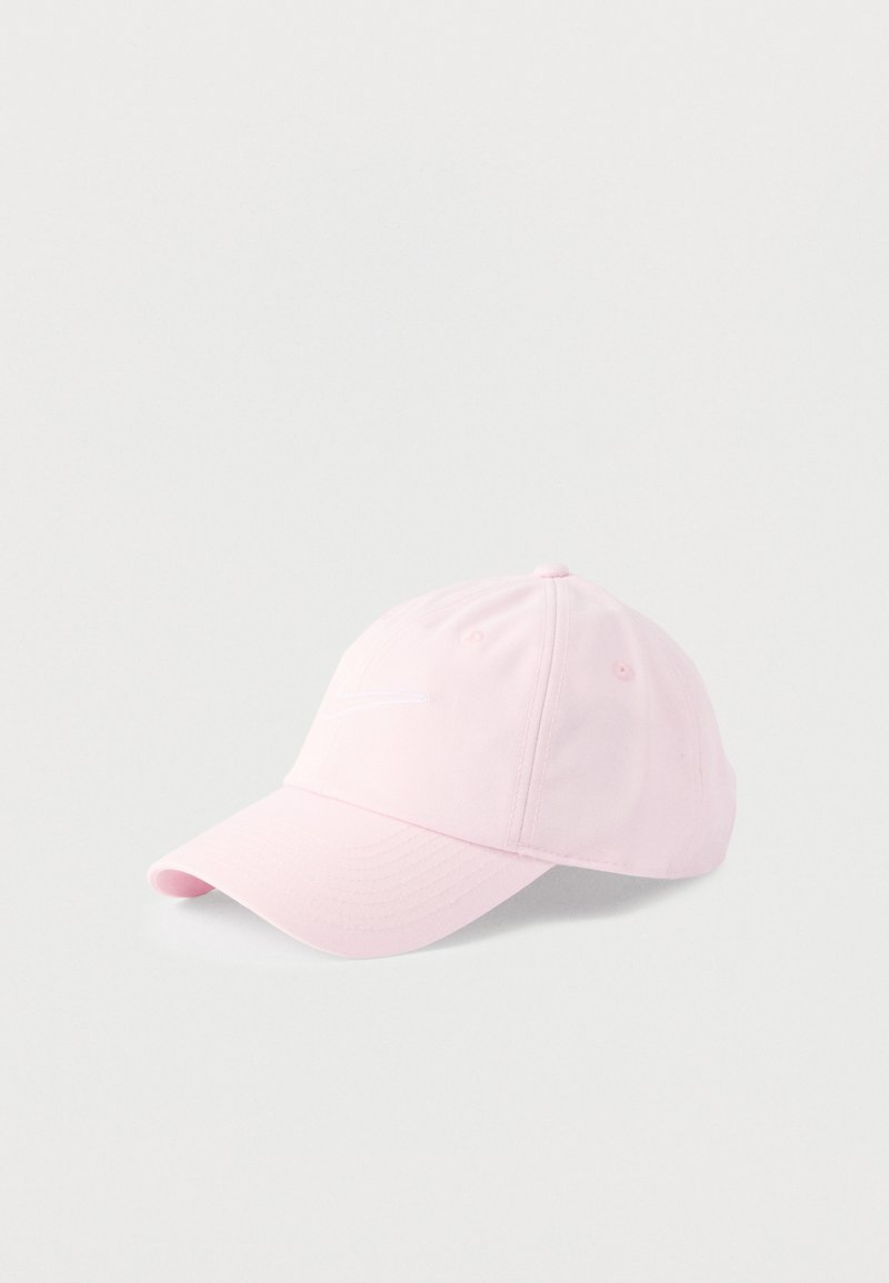 Șapcă de baseball roz deschis, cu cozoroc curbat și un logo alb subtil brodat pe panoul din față.