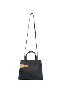 Borsa nera con un design strutturato, superficie testurizzata, doppio manico superiore e una tasca frontale con zip caratterizzata da un motivo mappale chiaro.