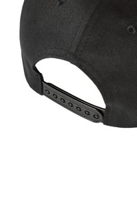 Cappellino nero realizzato in morbido tessuto, con visiera curva e fascetta regolabile con più fori per la regolazione delle dimensioni.