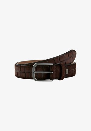 Bruine leren riem met een gestructureerd, vierkant patroon; voorzien van een zilverkleurige metalen gesp en een gladde binnenvoering.