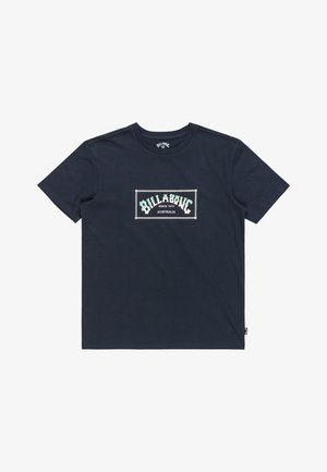 Mørkeblå bomulds t-shirt med et centralt hvidt og grønt grafisk motiv med teksten "BILLABONG" og "AUSTRALIA". Rund hals, korte ærmer, almindelig pasform.