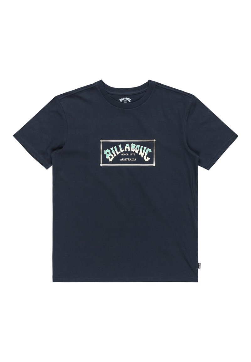 Navyblauwe katoenen t-shirt met een centrale witte en groene graphic met de tekst "BILLABONG" en "AUSTRALIË". Ronde hals, korte mouwen, normale pasvorm.