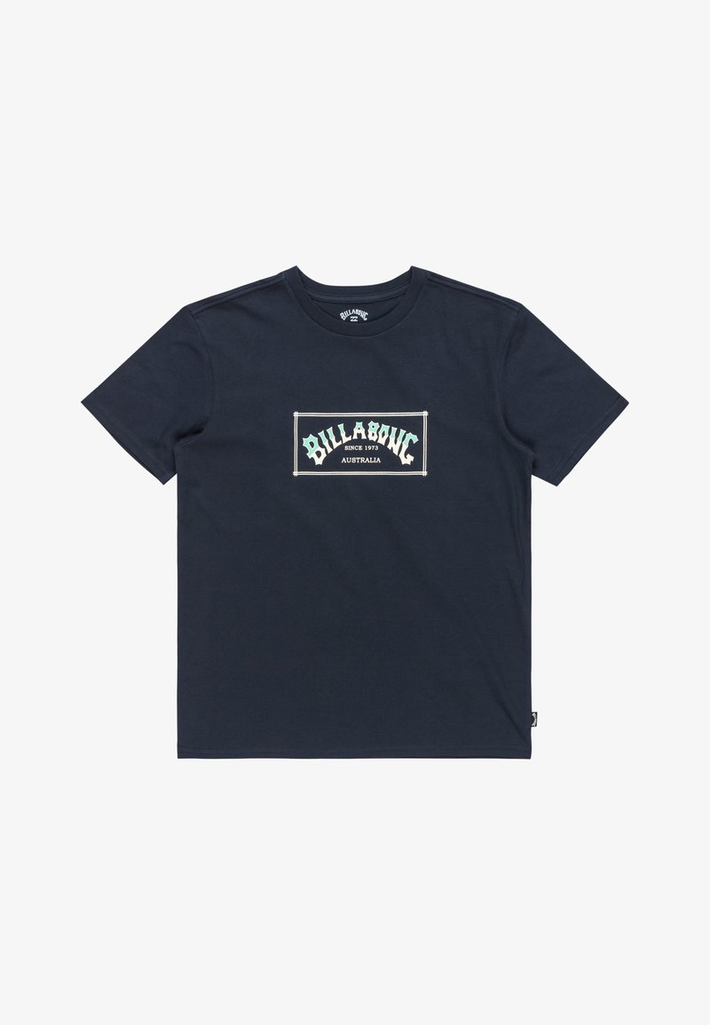 Navyblauwe katoenen t-shirt met een centrale witte en groene graphic met de tekst "BILLABONG" en "AUSTRALIË". Ronde hals, korte mouwen, normale pasvorm.