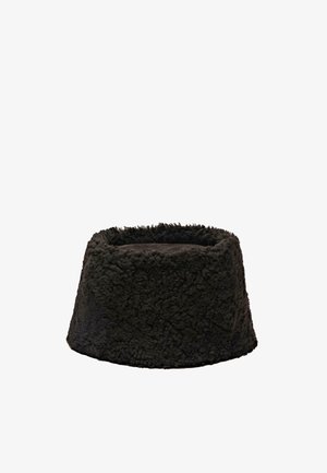 Chapeau bob en fausse fourrure noire avec une surface douce et texturée, et un large bord légèrement évasé, présenté sur un fond blanc.